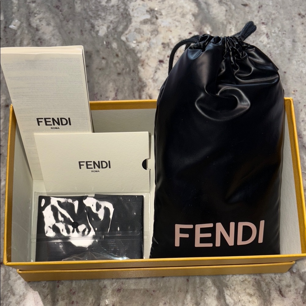 Fendi Way
Fashion Show sunglasses - Picture 6 of 7